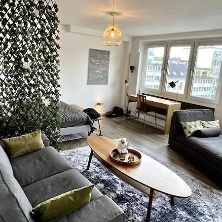 Stillvolles Mitten In Little Tokyo Dusseldorf